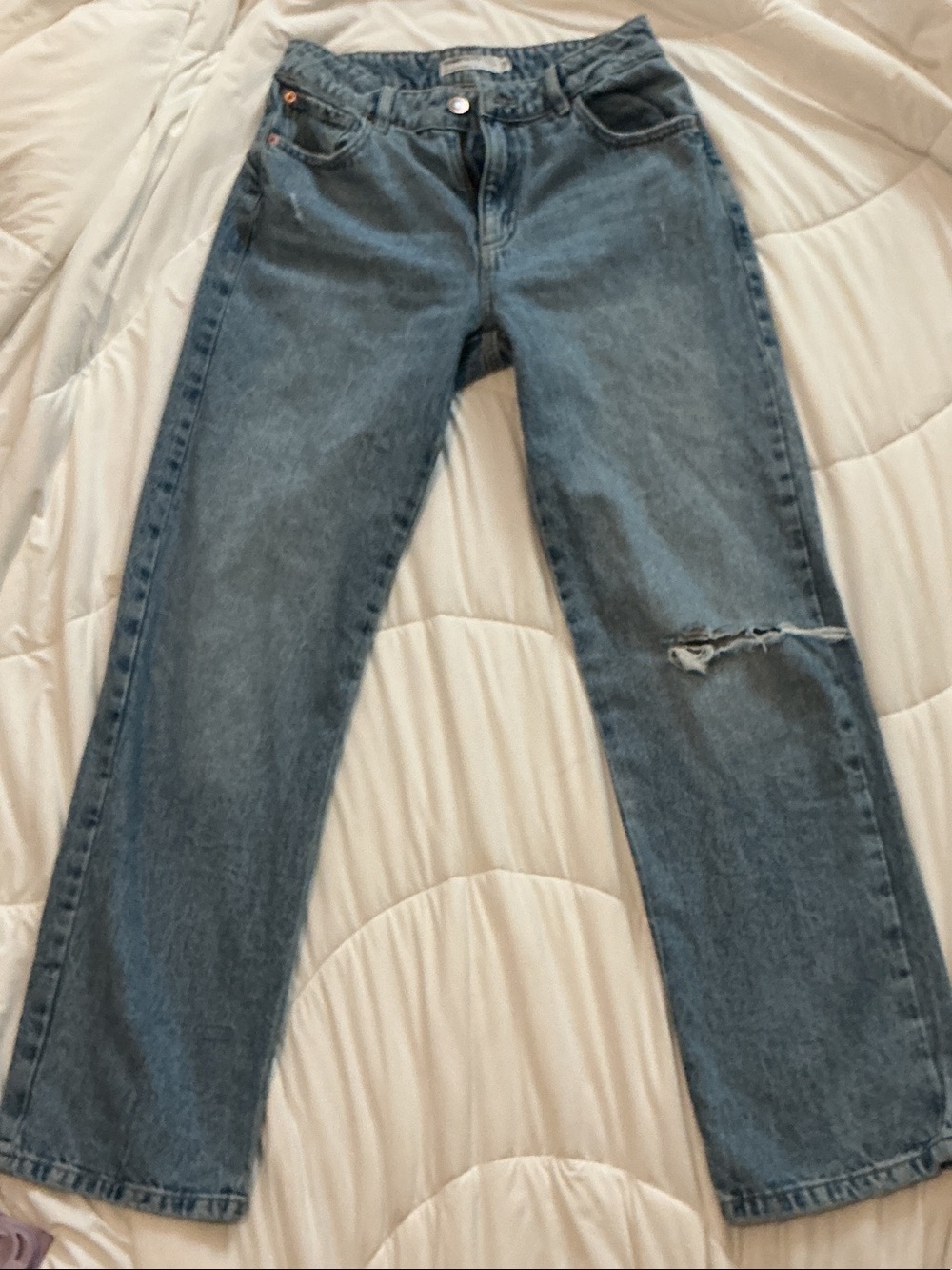 Garage Denim Women’s SlouchyJeans in Faded Blue with Knee Rip